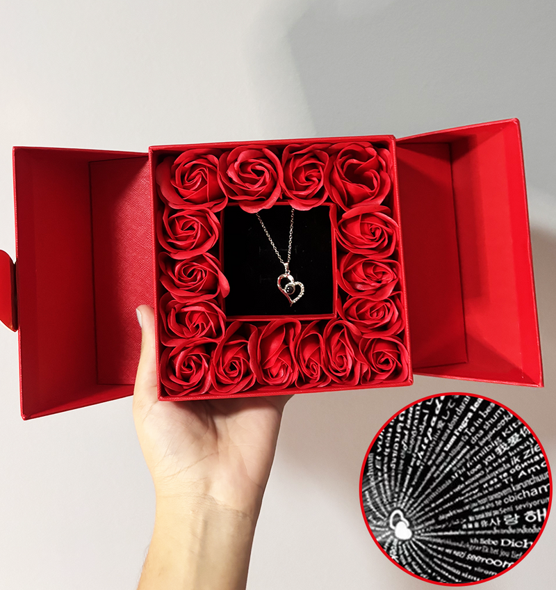 Box Rosas + Colar Eu te Amo (100 Idiomas)